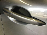 スマートキーを所持している状態でロックボタンを押すと、車両すべてのドアの解錠や施錠を行うことが出来ます。