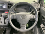 インテリアに合わせたデザインのステアリングは、運転される方のことも考え、運転しやすい形状、大きさです。是非一度、実際に触ってお確かめください。