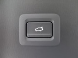 パワーリアゲート装備!スイッチひとつでリアゲートの開閉ができてとても便利なアイテムです。