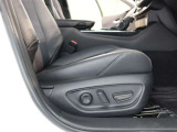 パワーシート搭載。微妙な調整が手軽にでき、ピッタリなポジションで運転することが可能です。