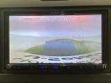 【バックカメラ】運転が苦手な方も車庫入れラクラクです!ギアをリバースに入れれば自動的に切り換わりますので、面倒な操作は不要です♪狭い駐車場もお車を傷つけず安心ですね!