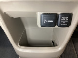 アクセサリーソケットはUSBのアダプターなどをつければ、スマホの充電にも使えます。横にはUSB端子とHDMI端子がついており、周辺には物が置けるボックスがついています。