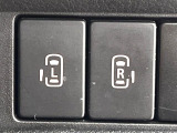 【両側パワースライドドア】スマートキーや運転席のスイッチで後席両側スライドドアの開閉が可能♪電動だから力を入れてドアを開ける必要が無く、小さなお子様でも簡単に開け閉めでき快適です♪