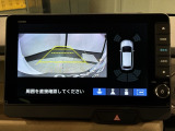 リバースギアに入れるだけで後方の表示へ切り替わります。夜間や雨の日の駐車も楽になりますよ。