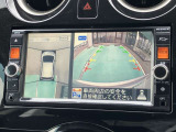 アラウンドモニター、上空から見下ろしているかのような映像をディスプレイに映し出し、スムースな駐車をサポートします。さらに、人や自転車など周囲に動くものがいる場合には、表示とブザーで注意を促します。