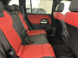 メルセデス・ベンツの定める厳しい基準をクリアしたお車のみをご案内させて頂きます。納車前整備はメーカー規定に基づき当店3Fの指定工場で入念に行なわれます。熟練のメカニックがお客様のお車を整備致します。