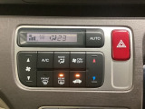 セレクトレバーの左側にオートエアコンがついてますので、お好みの温度をセットするだけで風の強さや風量を自動で調整します。スイッチも簡単操作で快適に過ごせます。