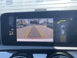 【バックカメラ】リバースに連動して車両後方の映像をディスプレイに表示します。歪みの少ないカメラと、鮮明な画像で後退時の運転操作をサポートします。