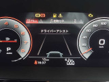 低走行車両入庫!レイアウトはステアリングスイッチで切り替えでき運転に集中しながら必要な情報を瞬時に得ることが可能です。