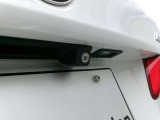 後方の映像をモニターに映し出し、駐車や後退時の安全をサポート。ガイドライン表示で距離感を把握しやすく、夜間や狭い場所でも安心して操作できる便利なカメラです