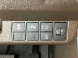 ハンドルの右側にはヘットライトリベライザーとHondaセンシング用のメインスイッチがついています。ヘッドライトリベライザーは道路状況や積荷の加重に応じてライトの高さを調節できます。