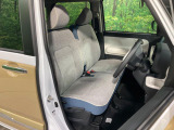 運転席まわりには十分なスペースがあり、大柄な方でもゆったり運転していただける環境です。