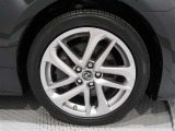 アルミホイールを装備、タイヤサイズは235/45R18です。