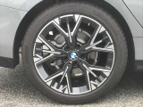 【BMWアロイホイル】軽量かつ強度に拘ったアロイホイル。走行性能ポテンシャルを引き出す設計。車の足元を引き締めてくれる大きなポイントはアロイホイルです。