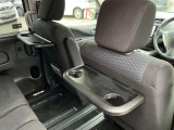 運転席、助手席後ろにはセカンドシート用テーブル&ドリンクフォルダーを装備しております♪