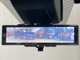 【インテリジェント ルームミラー】車両後方のカメラ映像をミラー面に映し出すので、車内の状況や、天候などに影響されずいつでもクリアな後方視界が得られます!
