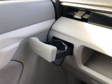 運転席用・助手席用と2つのカップホルダーを装備しています。ドリンクだけでなく、色々な小物の置き場所としても大変便利です。