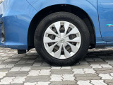 スチールホイール。純正ホイールカバー付き。タイヤサイズは195/65R15です。