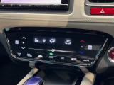 【オートエアコン】一度お好みの温度に設定すれば、車内の温度を検知し風量や温度を自動で調整。暑い&hellip;寒い&hellip;と何度もスイッチ操作をする必要はありません。快適な車内空間には必須の機能ですね♪