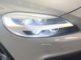 ●FULL-LED SYSTEM:ステアリングを切った方向に合わせて自動でヘッドライトの向きを変え、夜間の視界を確保するアクティブベンディング機能や、対向車のドライバーの眩惑を防ぎます!