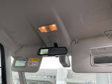 サンバイザーの裏には小型のミラーがあり、身だしなみのチェックも簡単です。