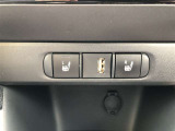 【シートヒーター】装備。運転席と助手席の座面と背もたれを素早く温めるシートヒーターを搭載。身体を直接温めることができます。