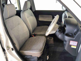 運転席の座面高さを調整できるシートリフターが付いています。