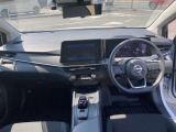 すっきりした運転席周りにはナビやエアコンの操作パネルを設置しておりますので、お一人での運転でもご安心できます。