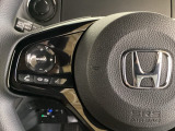 ステアリングスイッチがついていますので、オーディオのチャンネル変更、ボリューム、ジャンル変更が操作可能です。ハンドルから手を離さず安全に操作できます。