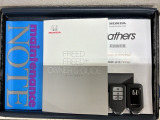 スマートキーは鍵をバッグに入れたままでもドアロックの開閉やエンジンのON・OFFができます。夜間や雨の日も鍵を探さなくて良いので便利です。