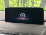 【マツダコネクトナビ】車内の雰囲気にマッチした一体型タイプのナビ。各種車輌設定やBluetooth再生等、様々な機能が楽しめます。直感的なダイヤル操作が可能で、使い勝手も良好です。