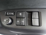パワーウィンドウスイッチで運転席から全席の窓の開閉ができます。