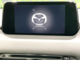 【10.25インチマツダコネクト】車内の雰囲気にマッチした大型ディスプレイ。スマホ接続でのナビ使用やBluetooth再生等、様々な機能が楽しめます。直感的なダイヤル操作が可能で、使い勝手も良好です。