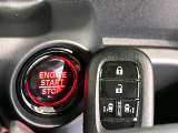 【Hondaスマートキー】カバンやポケットに入れたままでもドアの施錠・解錠が可能なスマートキーを装備。エンジンのオン・オフ時もカギを取り出す必要が無いからとっても便利です♪