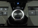 優れた操作性のダイヤル式シフトスイッチを装備しております。