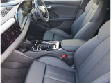 Audi正規ディーラーが高品質をお約束。高度な訓練・教育を受けたAudi専任メカニックが、100項目にもおよぶ精密な点検を実施。すべてクリアしたAudi車だけ、あなたのお手元に届けられるのです