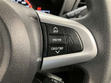 ステアリングスイッチ付き。前方から目を離すことなく操作することが可能です。