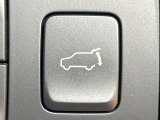 【パワーバックドア】スマートキーや運転席のボタンを押すだけでリアゲートが自動で開閉します!荷物を持っている時や、高い位置にあるバックドアを閉める際に便利な機能です♪