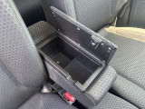 運転席と助手席の間にはコンソールボックスを装備しております!