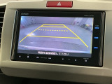 リバースギアに入れるだけで後方の表示へ切り替わります。夜間や雨の日の駐車も楽になりますよ。