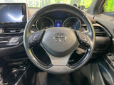 インテリアに合わせたデザインのステアリングは、運転される方のことも考え、運転しやすい形状、大きさです。是非一度、実際に触ってお確かめください。