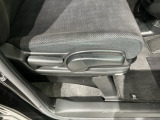 シートハイトアジャスターが付いているので運転姿勢を調整するのに便利ですね。身長に合ったシートポジションは安全運転や疲労軽減にもつながります。
