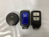 スマートキーを装備しています。鍵を差し込むことなくドアロックの開け閉めと、スタートボタン操作でのエンジンスタートができます。加えて、純正リモコンエンジンスターター用の操作キーもついています。