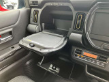 車検証なども収納できる大型のグローブボックスは、使い勝手もよく役立ちます!