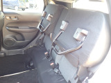 ◆チップアップ&ダイブダウン機構付【ULTR SEAT】は後席座面を左右分割で跳ね上げることができます。トランクで積載できない背の高い荷物をラクラク収納できます。ホンダ車ならではの人気装備です。