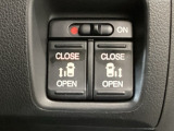 【両側パワースライドドア】両側がパワースライドドアになっており、運転席のスイッチやスマートキーでも開閉が可能です!開口部も広いので乗り降りも楽々♪