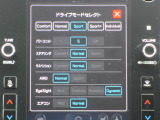 センターインフォメーションディスプレイ、ドライブモードセレクト表示。運転される方の好みや、乗る人数、シチュエーションに合わせて、パワーフィール・ハンドリング・乗り心等々、各種セッティングが可能です!!
