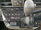 タッチパネルのオートエアコンを装備しています、自動で車内の温度調節してくれる便利な装備です。