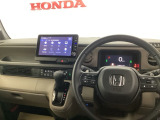 運転席周辺のスマートなレイアウトが、操作のしやすさを実現。快適なドライブをサポートします。手元で操作ができる、電子制御パーキングブレーキ。