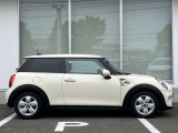 オリジナルサービスもついたMINI自動車保険も取り扱っております。MINI自動車保険にご加入いただくと、万一のトラブルを24時間365日サポートするエマージェンシー・サービスの〈プレミアム〉をご利用いただけます。